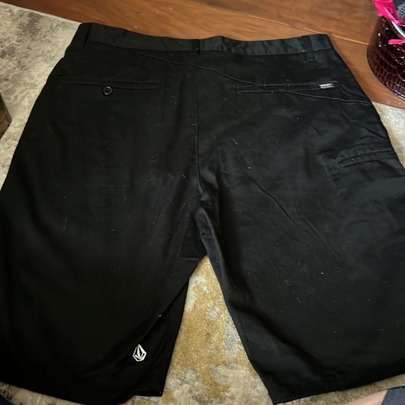 Mens Volcom shorts size 33 button front 4 pockets and one back button pocket - Picture 4 of 7